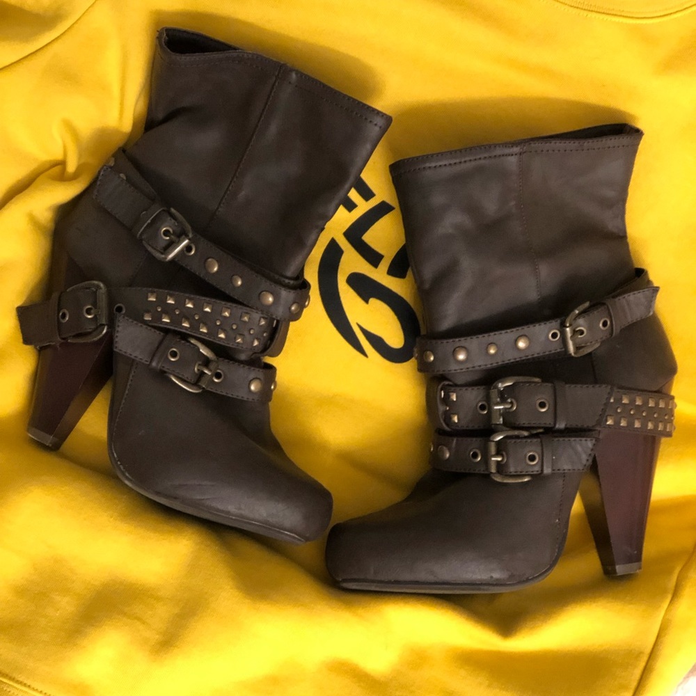 Brown buckle boot